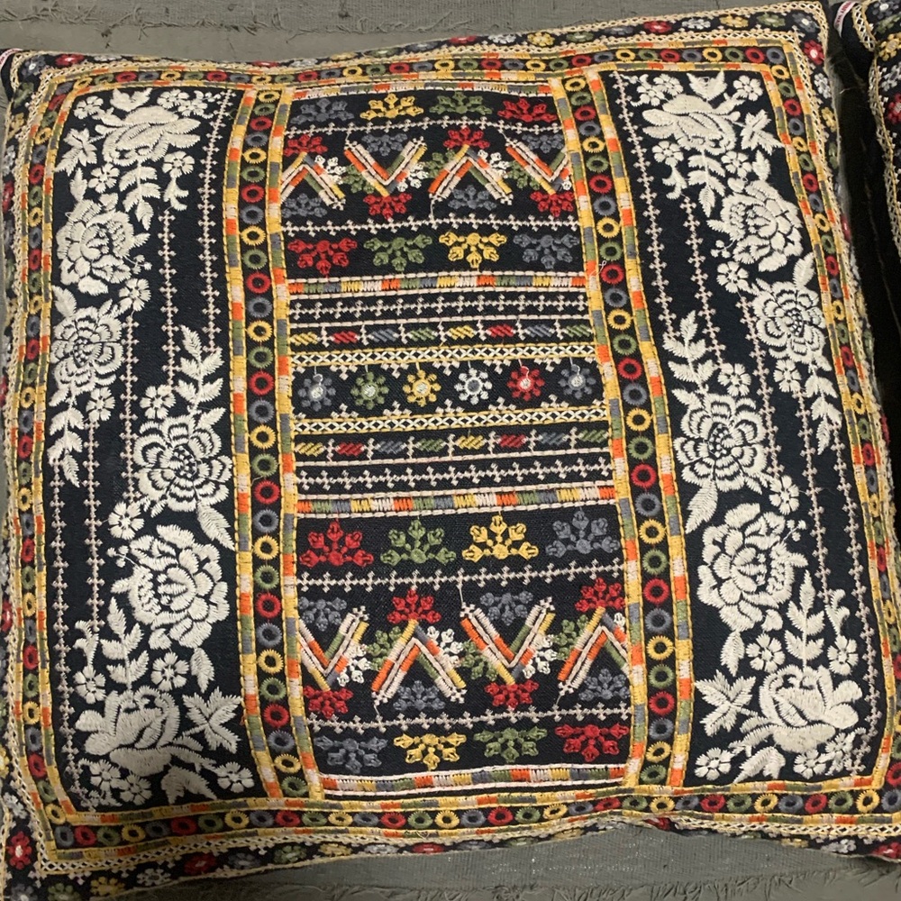 Pair of Johnny was throw pillows